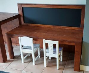 Kindertafel met krijtbord