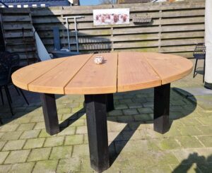 Ronde tuintafel behandeldd